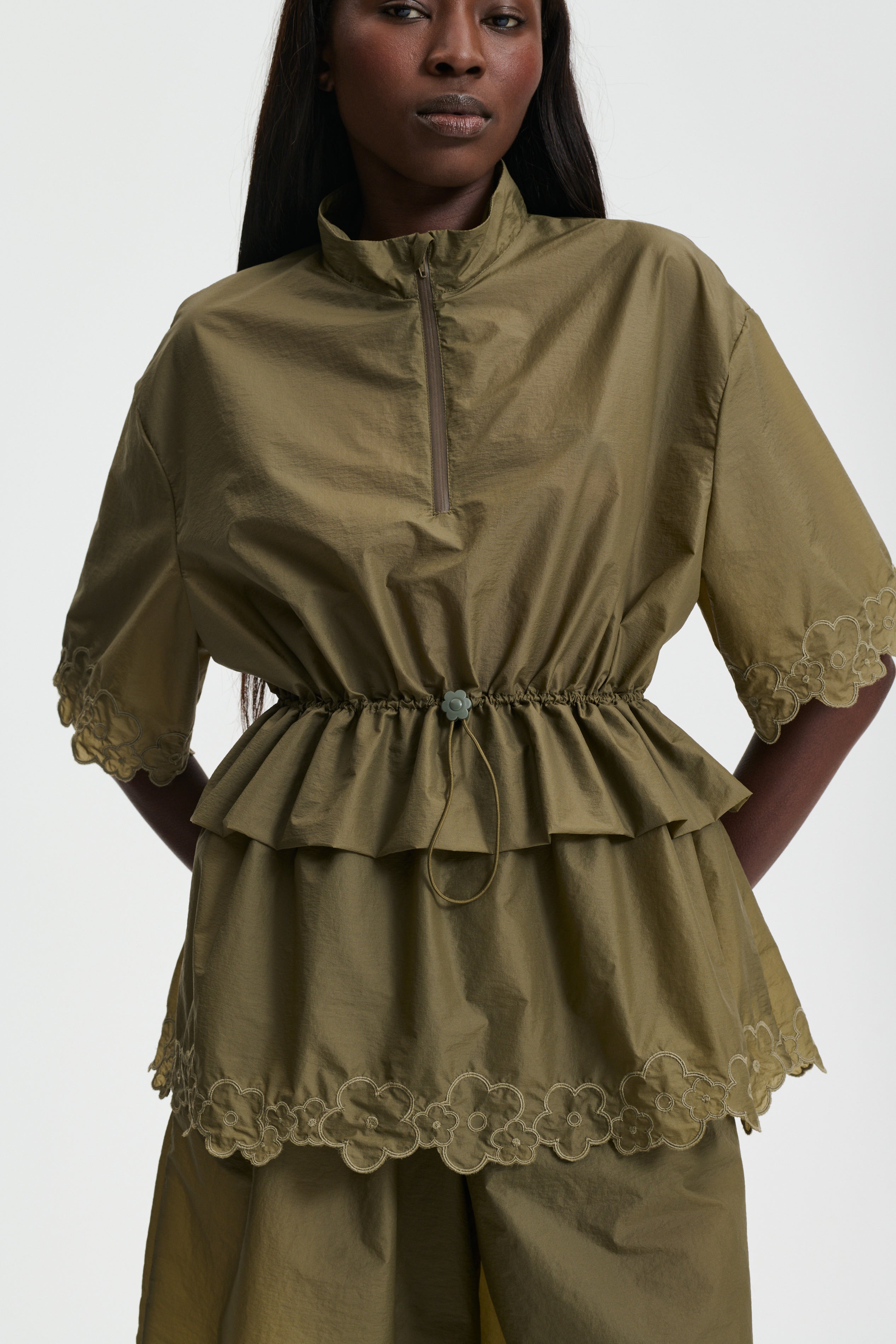 大人女性の | AVI TOP OLIVE RIPSTOP EMBROIDERED トップス