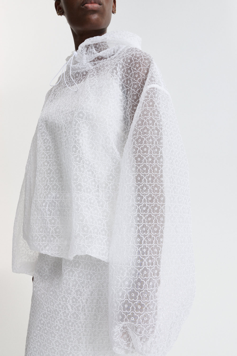 CBSHILA | HOODIE WINDFLOWER EMB WHITE