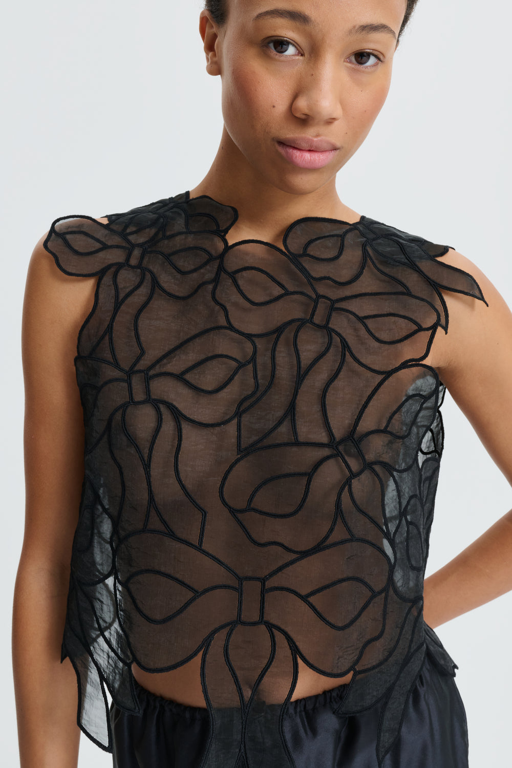 CBAYA | TOP BOW EMBROIDERY BLACK