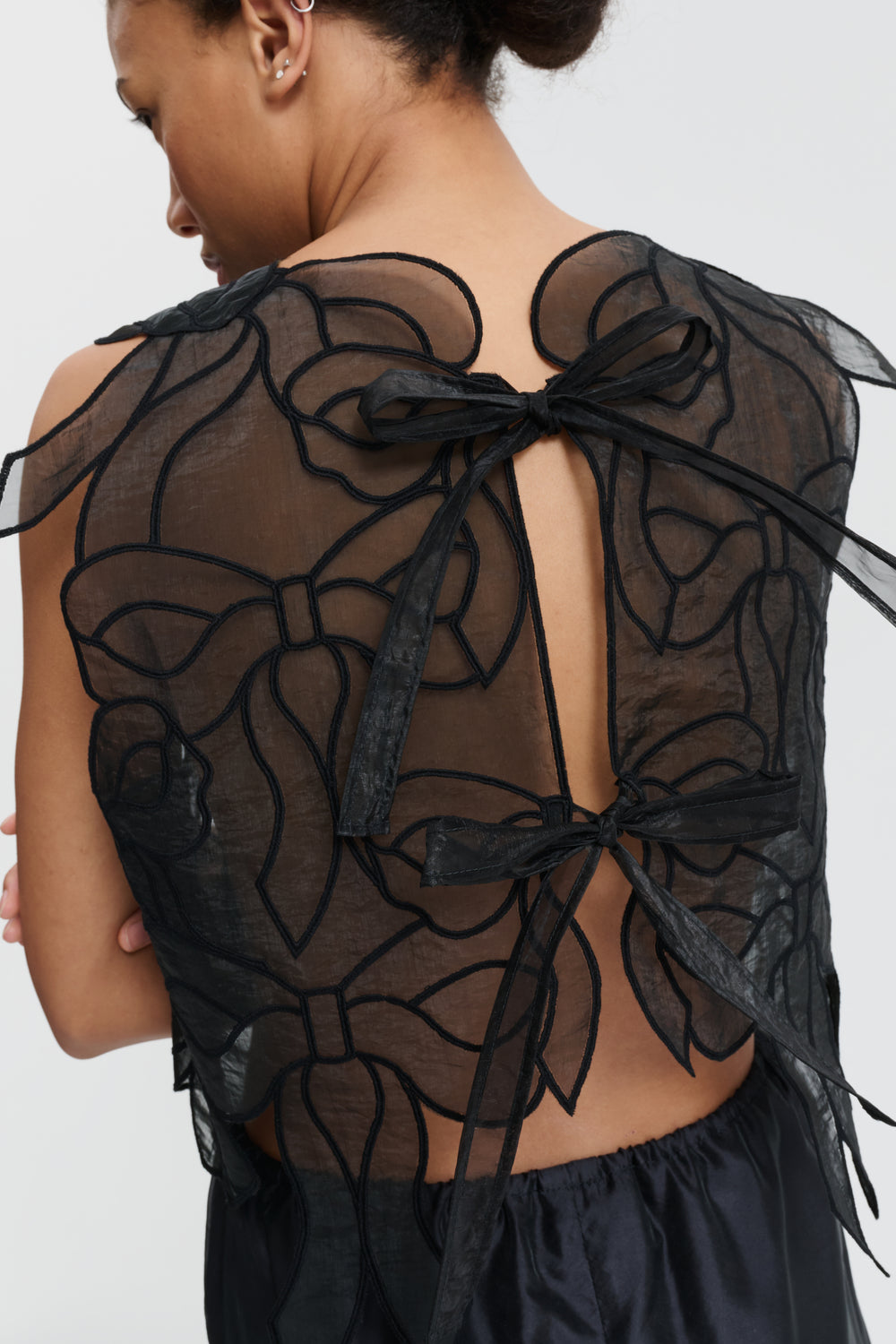 CBAYA | TOP BOW EMBROIDERY BLACK