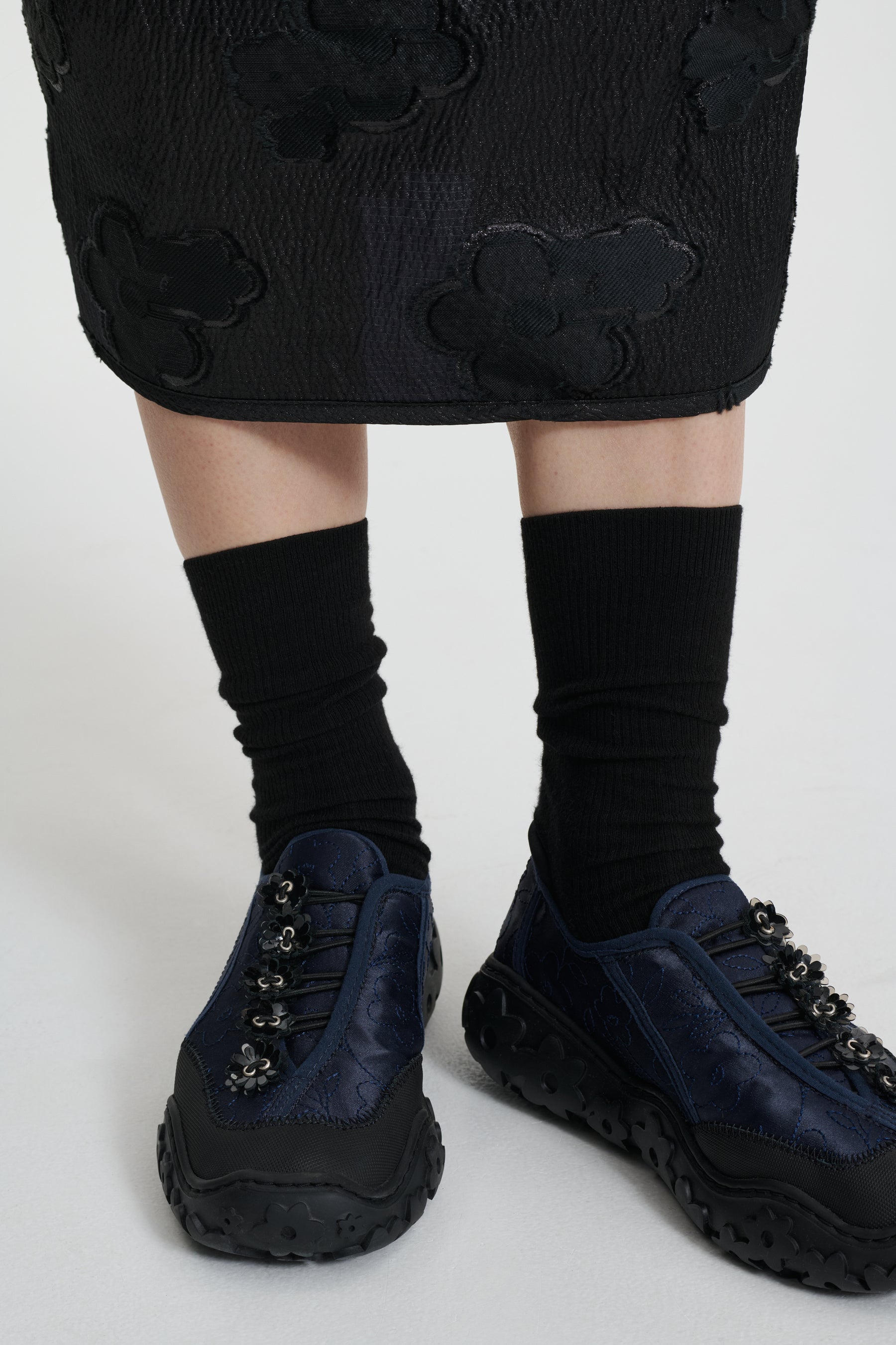 可憐にして大胆 CECILIE BAHNSEN Alina 刺繍 サテン スニーカー ALINA | SNEAKER EMBROIDERED SATIN NAVY