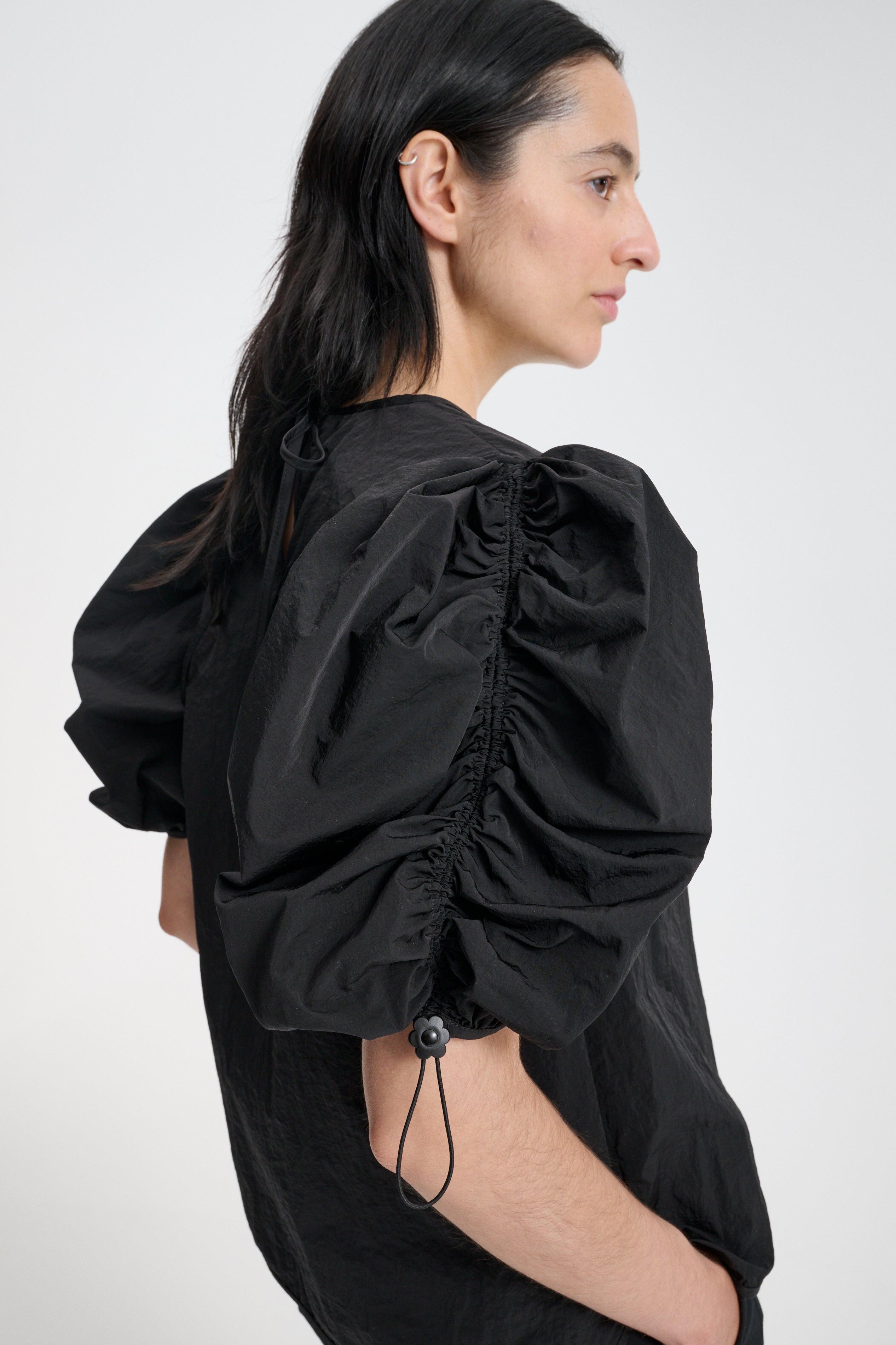 cecilie bahnsenトップス AMARI | TOP CRINKLED TAFFETA BLACK – Cecilie Bahnsen